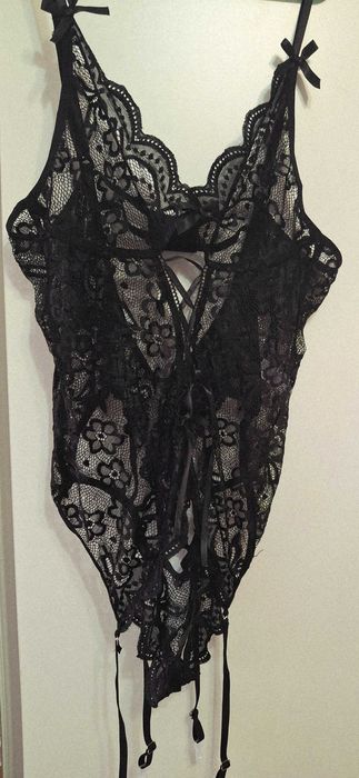 Body din dantelă, delicat și frumos, cu portjartier, nou.