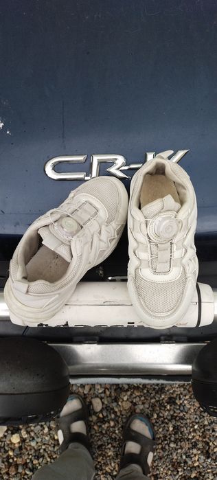 Продается детская обувь.