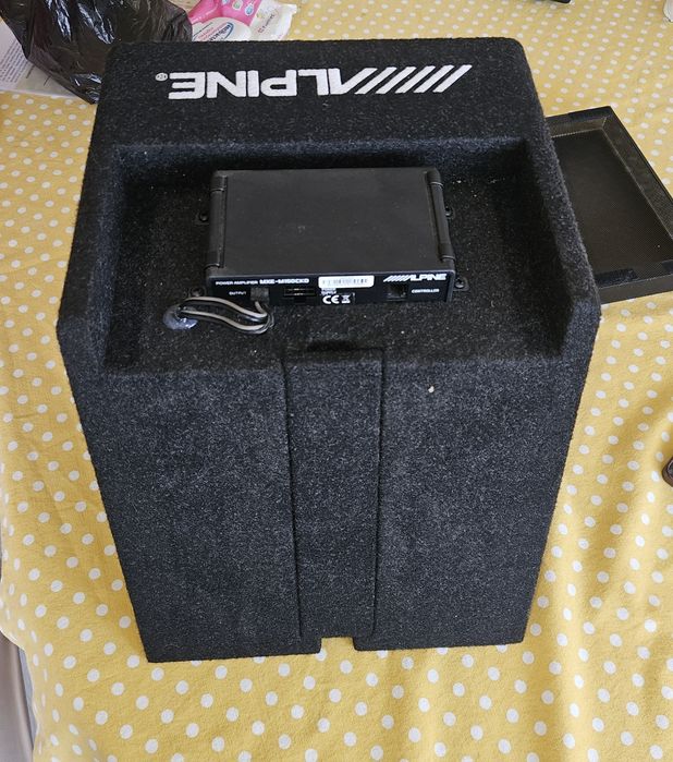 Активен субуфер Alpine SWE-815 (8" / 20 см) — 300W