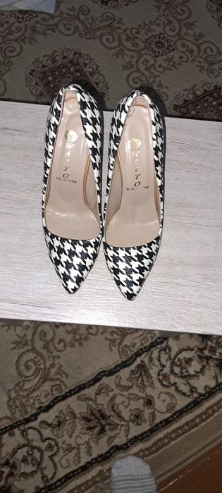 Продаётся туфли одета всего пару раз  размер 36-37 раз