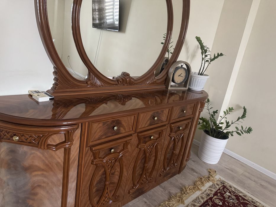 Комод с зеркалом  и сервант со столом