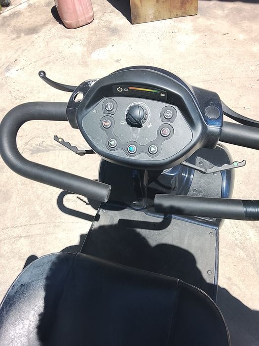 Cărucior scuter electric pentru persoane cu dizabilități sau bătrâni