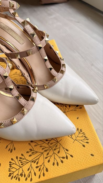 Pantofi stil Valentino