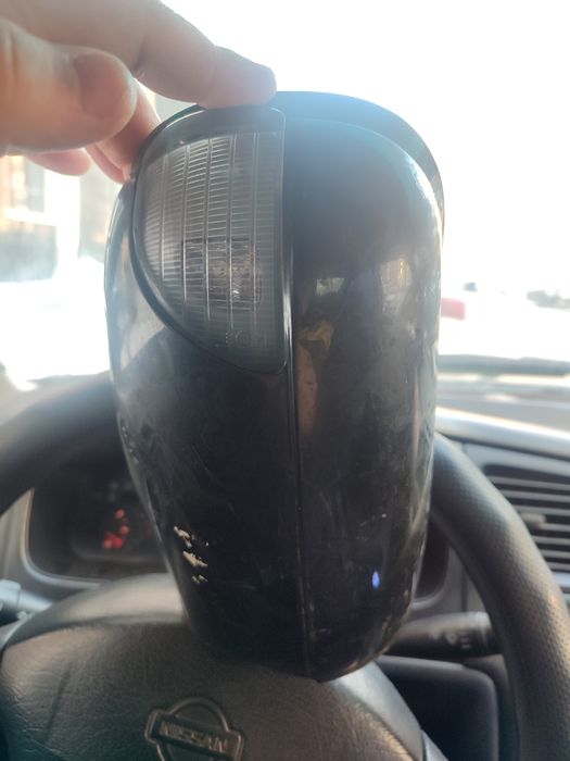 Продам левую зеркалу Мерседес 210