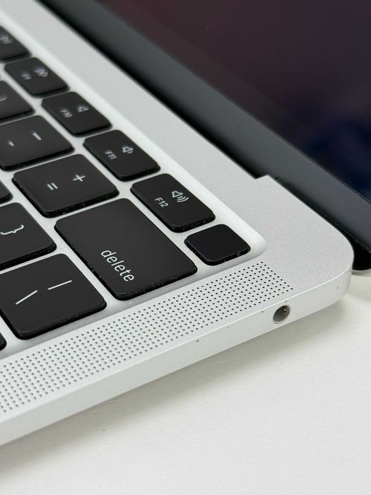 Продаю MacBook Air M1 - серебристый