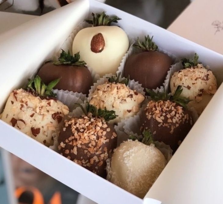 Клубника и финики в шоколаде