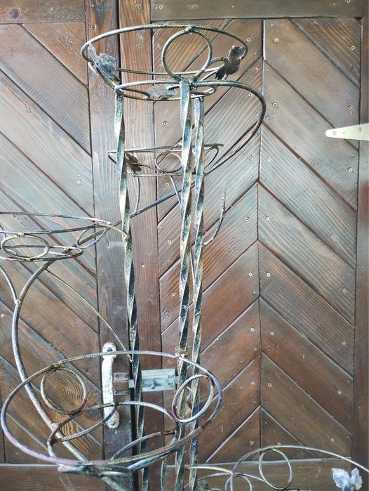 Vând 2 suporturi pentru flori .