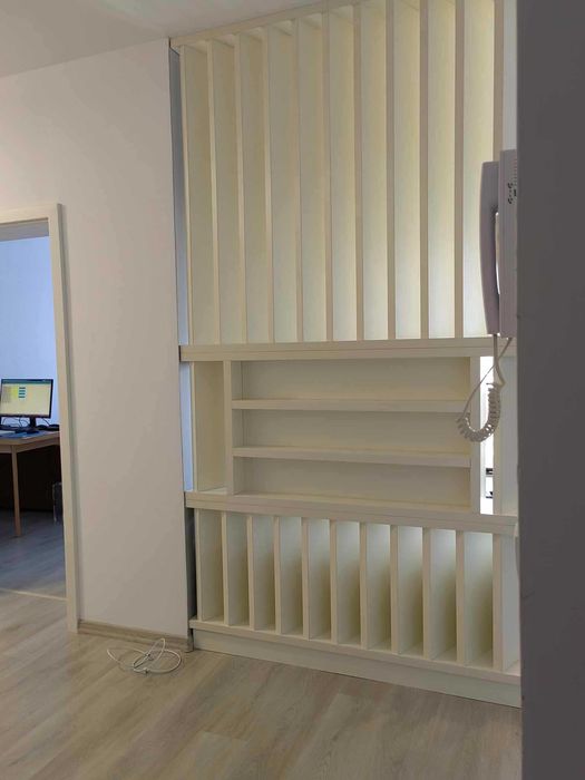 Vand riflaj care incorporeaza un televizor de 108cm, cu comoda atasata