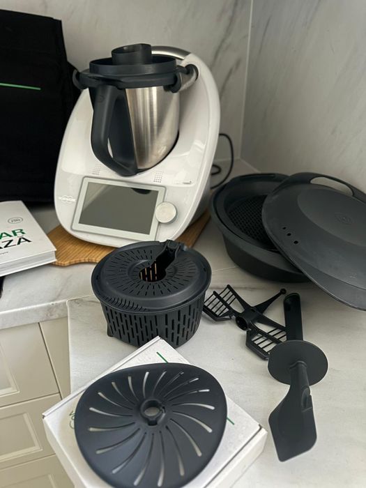 De vanzare Thermomix TM 6 cu 2 boluri + accesoriu feliere si razuire