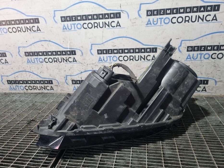 Far Dreapta Volkswagen Tiguan 5N Facelift 2011 - 2015 SUV 4 Usi (1071) Fara xenon Cleme ...