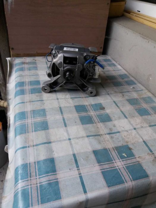 Продавам електромотор от пералня Whirlpool - Шесто чувство