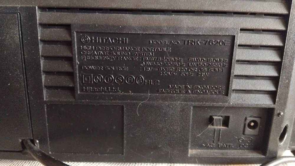 Радиокасетофон Hitachi TRK-7620E 3D Super Woofer