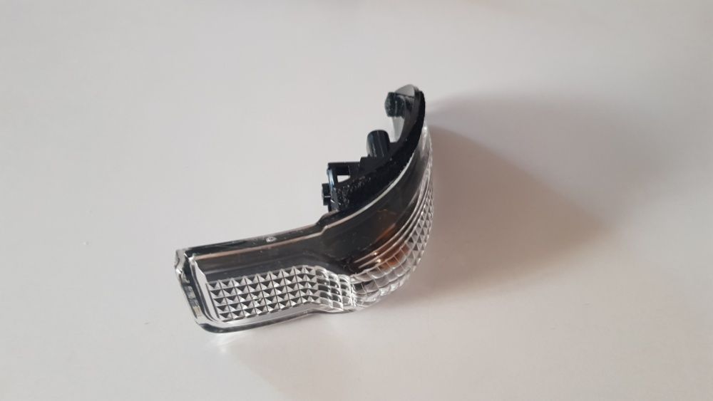 Поворотник на зеркала Toyota Camry  Rav4 Venza Yaris