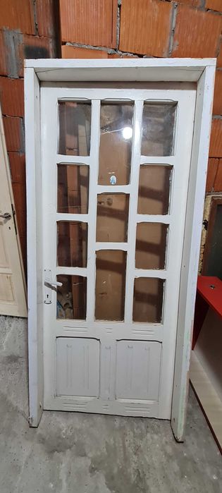 Vand usi si ferestre din lemn masiv