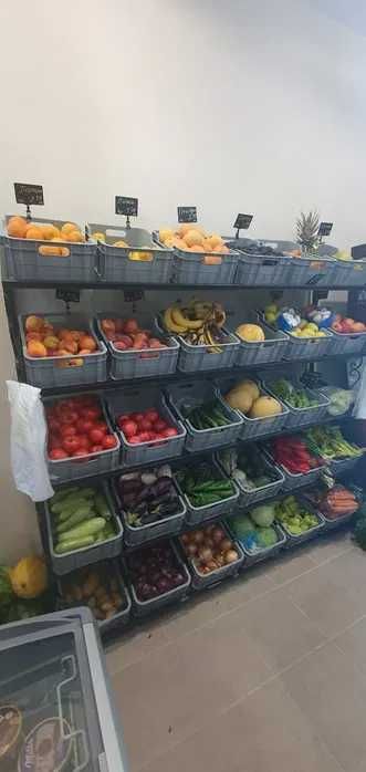 Търговско оборудване за хранителен магазин - стелажи, кошници, колички