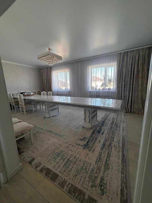 Стол және отырғыштарымен қонақтық