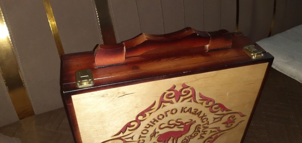 Продам подарочный чемоданчик деревяный