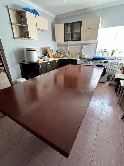 Продается стол со стульями.