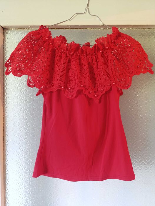 Червена блуза с дантела
