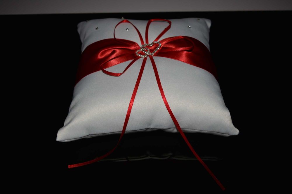 Възглавничка за халки /пръстени/ - червена и розова