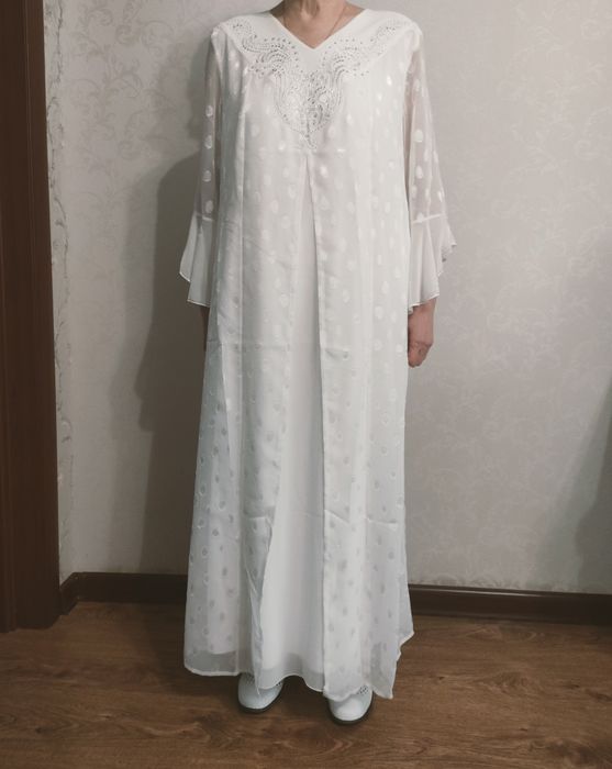 Нарядное белое платье в пол