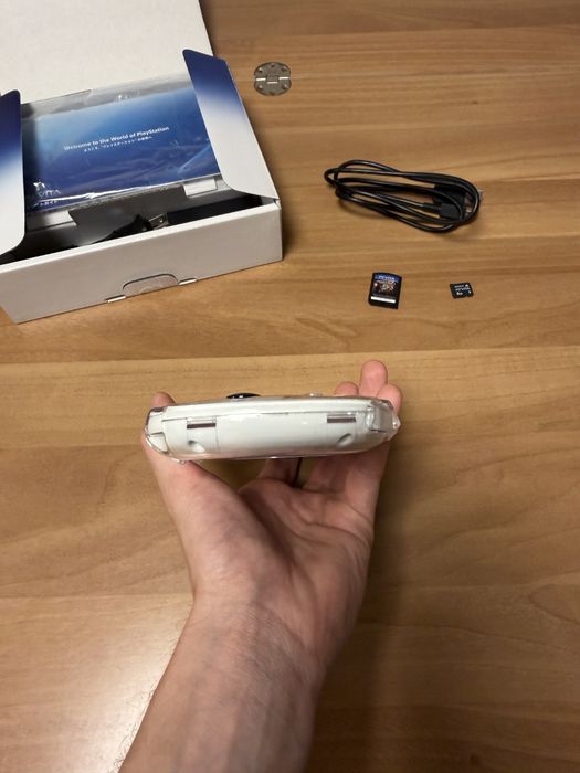 PS Vita Glacier White 256GB CIB, ca nou