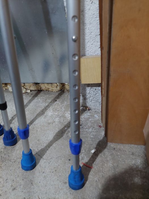 Carje medicale cu susținere antebrat, 70 lei perechea