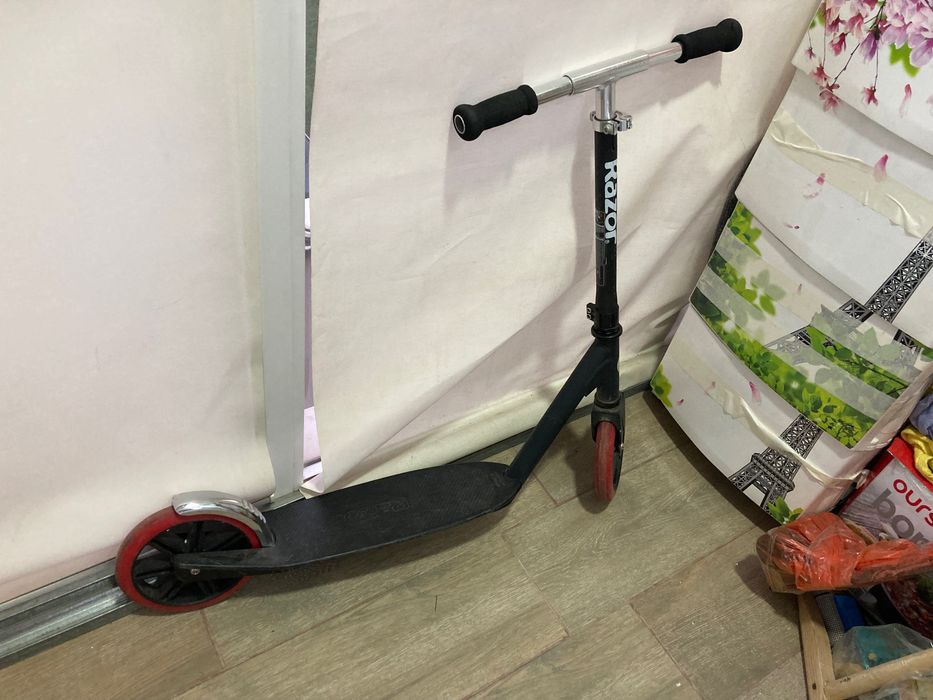 Продам самокат Razor