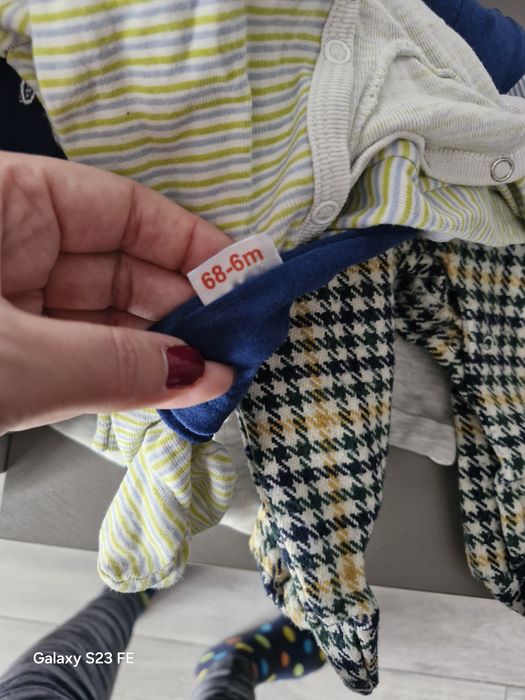 Donez haine bebe 4-6 luni+ jucarii