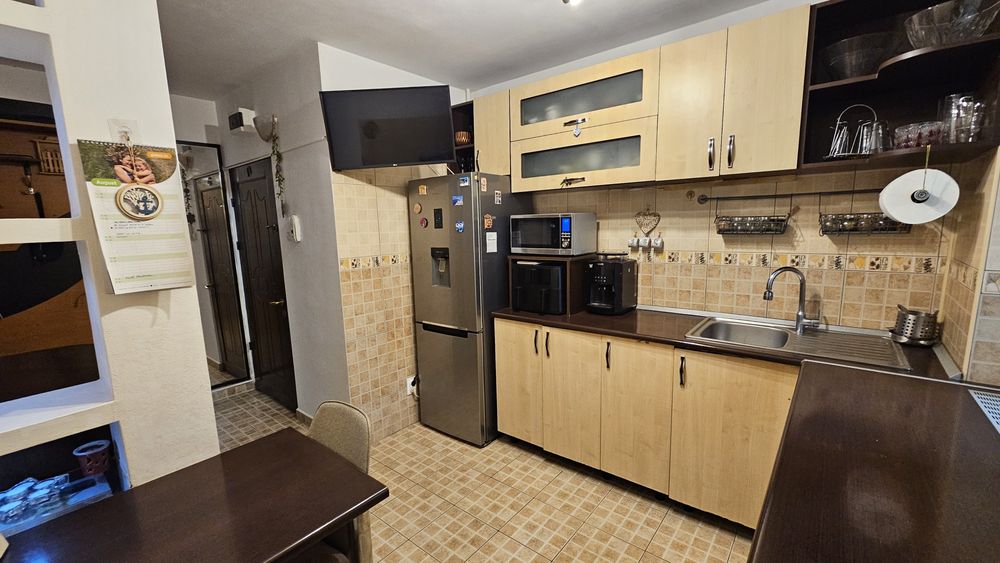 Apartament 2 camere, 51 mp, etaj 1/4, complet renovat, mobilat, utilat, intretinut impecabil, nu necesită investiții.  Zona linistita, Sp.Judetean.