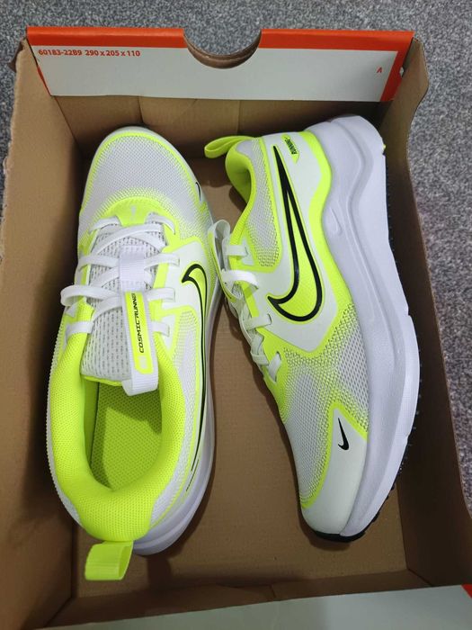 Nike Cosmic RUNNER (GS) 36,5 номер