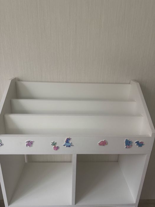 Детский стеллаж с ножками