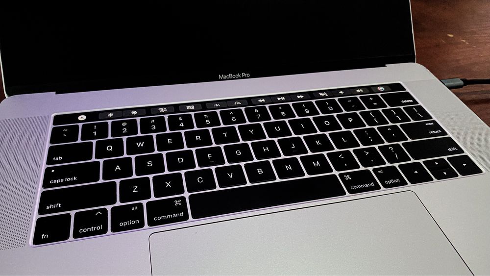MacBook Pro 15" — Professional montaj hám dizayn ushın tayın stansiya!