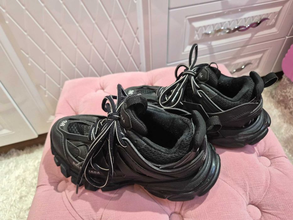 Продавам дамски обувки Balenciaga Trak