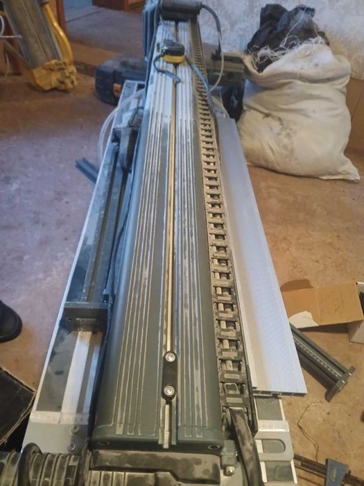 Машина за водно рязане на плочки и камък