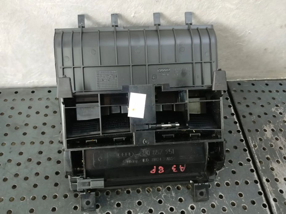 scrumiera audi a3 8p 8p0857951