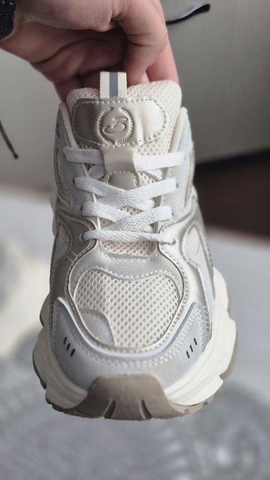 Vând adidași damă marimea 37