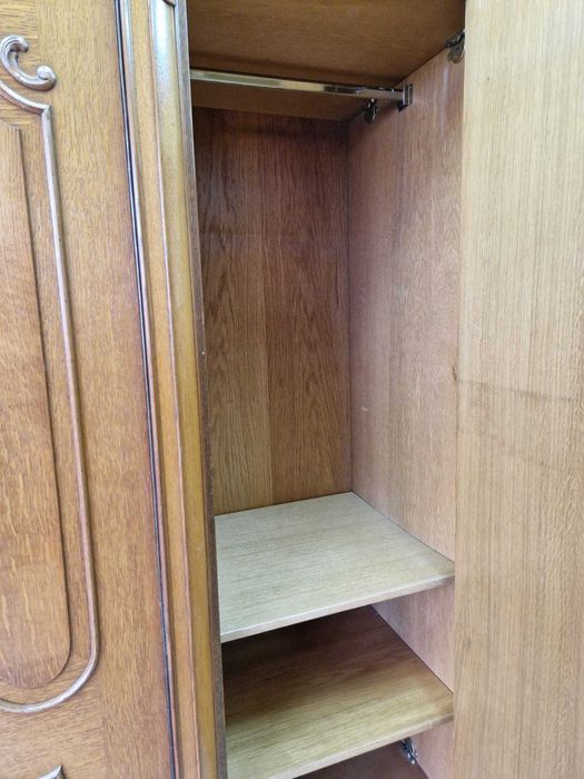 Четирикрилен дъбов гардероб с елегантна орнаментика