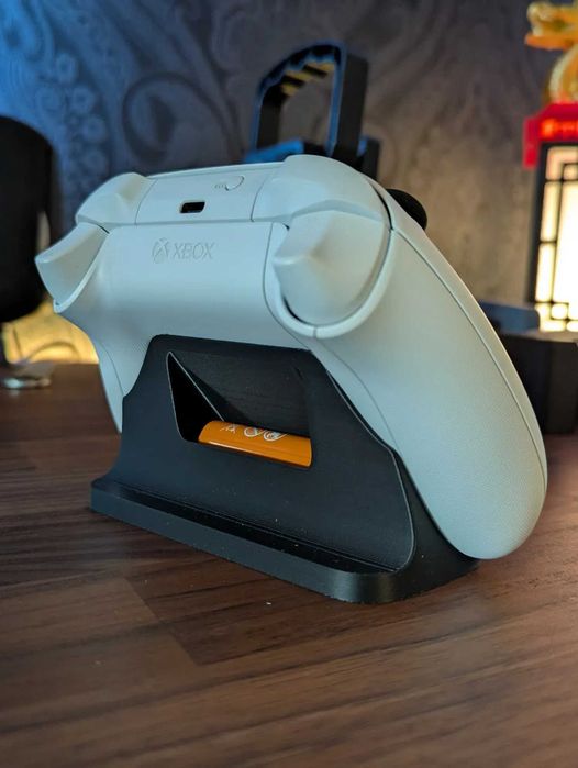 Suport Premium pentru Controller Xbox cu Spațiu de Stocare Baterii AA.
