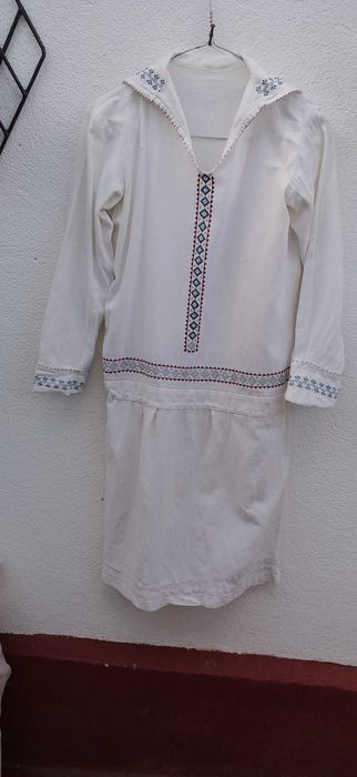 Ie din  panza  tesuta   manual  cu broderie