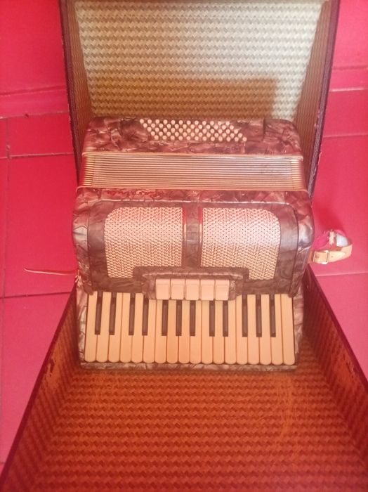 Vând acordeon în stare bună