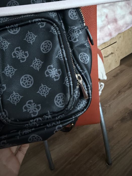 Vând ghiozdan Guess