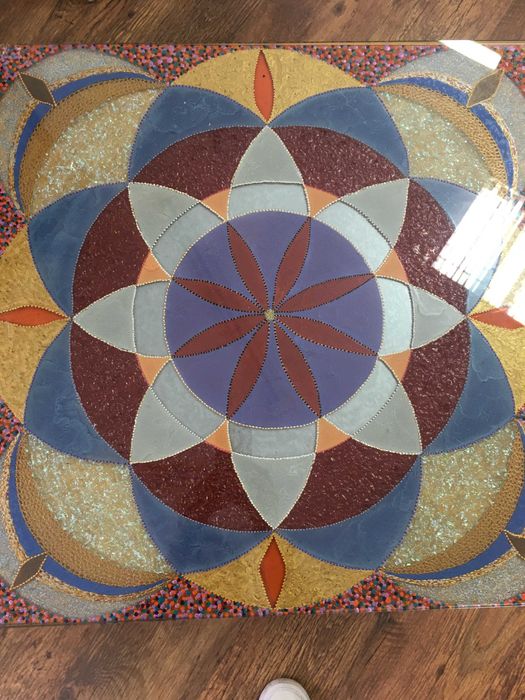 Продавам маса с ръчно рисувано стъкло