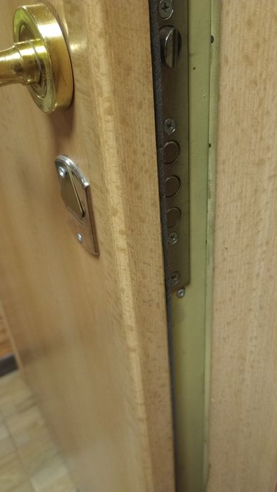 Блиндирана входна врата с винкелова конструкция и ПДЧ каса. Транспорта трябва да е камионче.