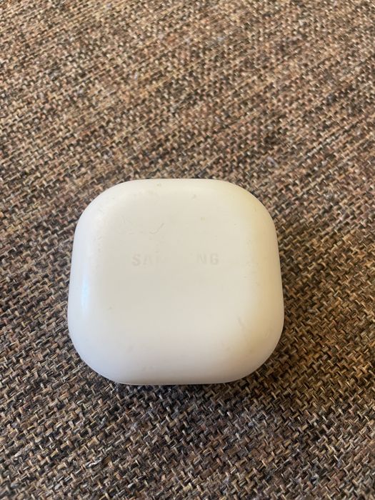 Casti Samsung Galaxy Buds2 originale cu carcasa de incarcare AKG alb