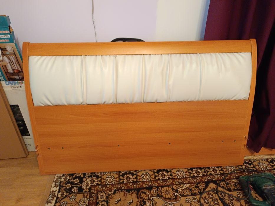 Спалня с еднолицев матрак и подматрачна рамка.