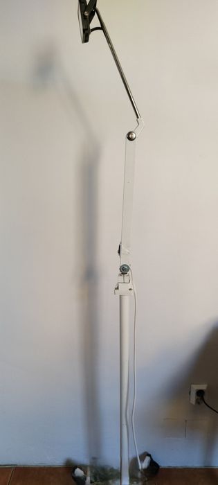 Lampă led elvețiană cu role și brat flexibil