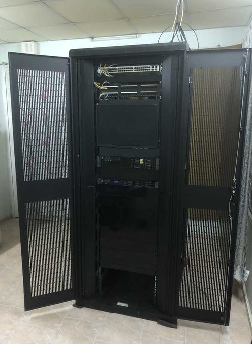 Цялостно Оборудване за Дата Център / Сървърно Помещение (Plug & Play)