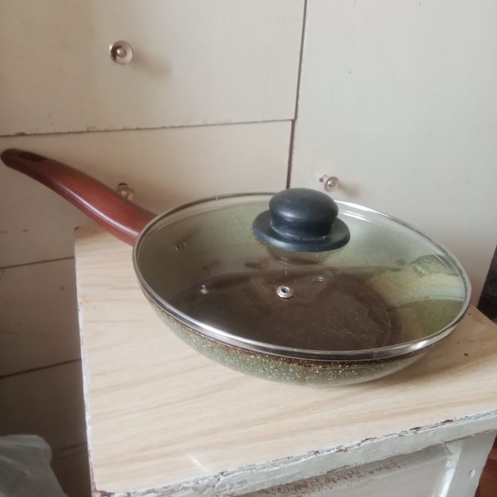 Продам две сковородки.