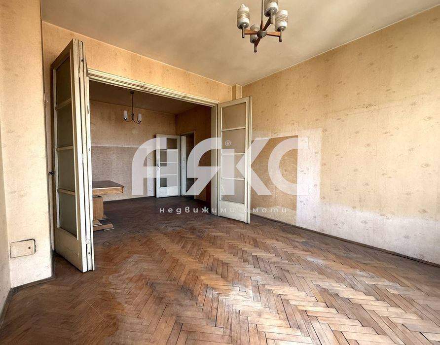 Тристаен апартамент в Центъра до МЕТРОСТАНЦИЯ